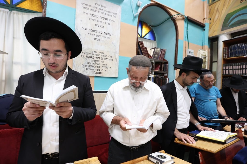 גלריה: הבוכרים חזרו לשכונה לאמירת הסליחות בביהכנ"ס העתיק