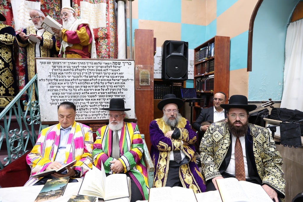 גלריה: הבוכרים חזרו לשכונה לאמירת הסליחות בביהכנ"ס העתיק