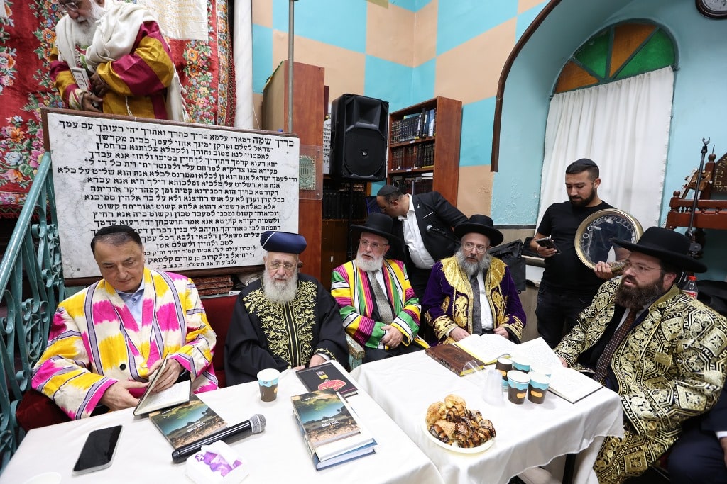 גלריה: הבוכרים חזרו לשכונה לאמירת הסליחות בביהכנ"ס העתיק