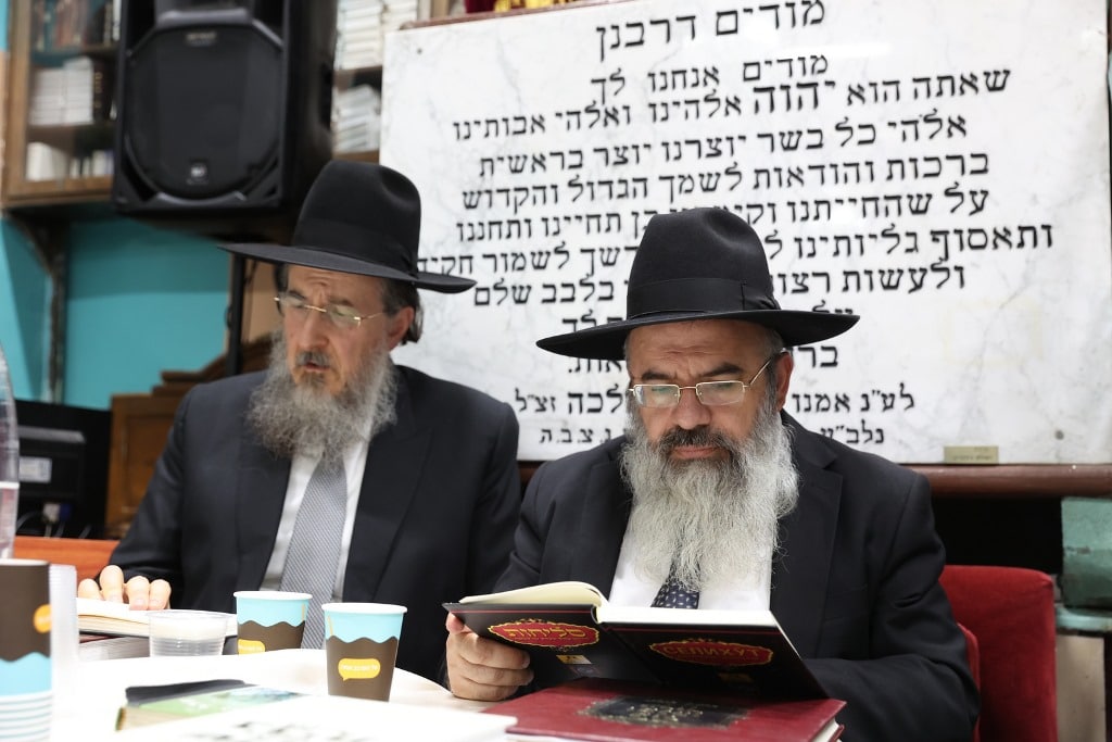 גלריה: הבוכרים חזרו לשכונה לאמירת הסליחות בביהכנ"ס העתיק