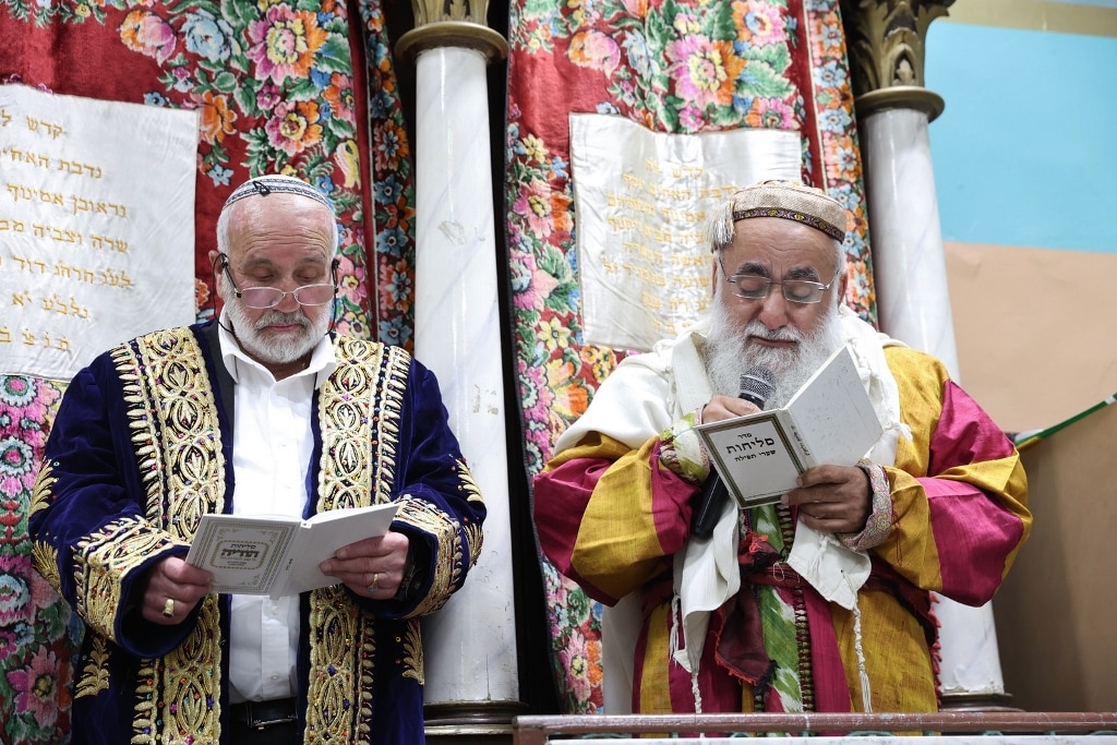 גלריה: הבוכרים חזרו לשכונה לאמירת הסליחות בביהכנ"ס העתיק