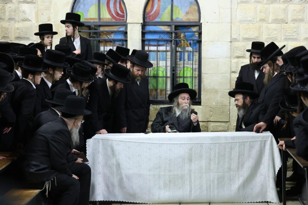 גלריה: האדמו"ר מערלוי עלה לציון הרשב"י במירון עם חסידיו