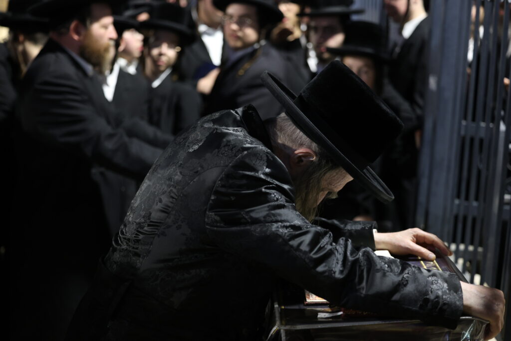 גלריה: האדמו"ר מערלוי עלה לציון הרשב"י במירון עם חסידיו