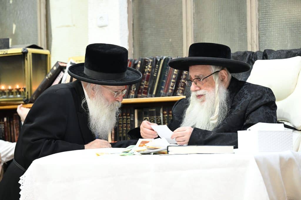 הימים הנוראים: האדמו"ר מצאנז קיבל קהל בבני ברק