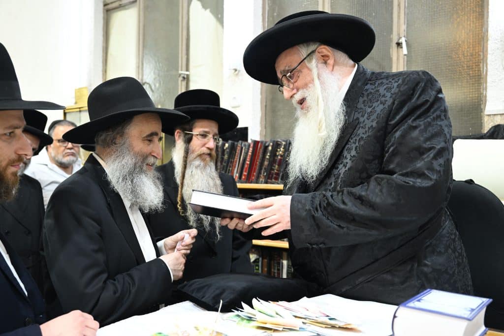 הימים הנוראים: האדמו"ר מצאנז קיבל קהל בבני ברק