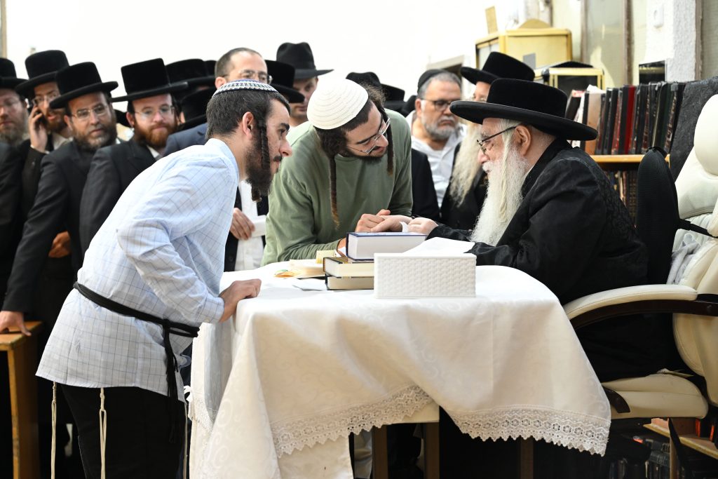הימים הנוראים: האדמו"ר מצאנז קיבל קהל בבני ברק
