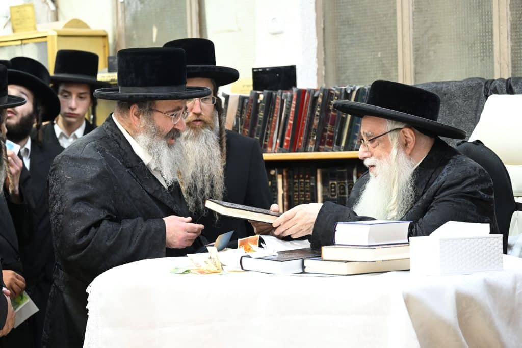 הימים הנוראים: האדמו"ר מצאנז קיבל קהל בבני ברק