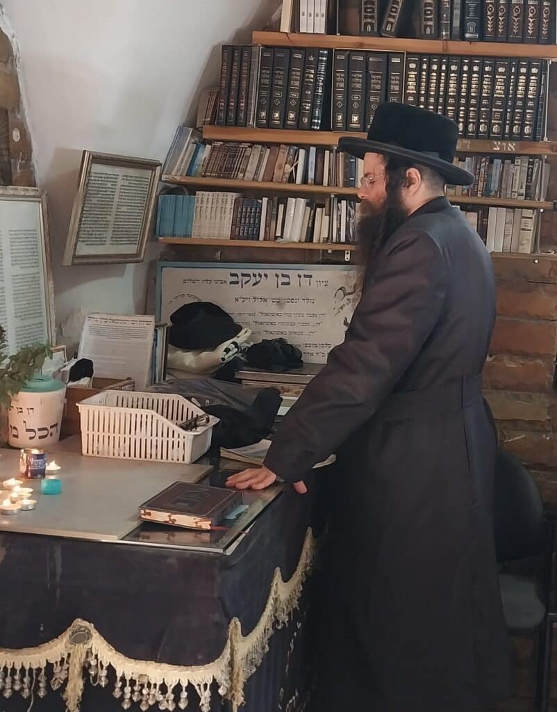 האדמו"ר מקארלי התפלל לישועה בקבר דן בן יעקב