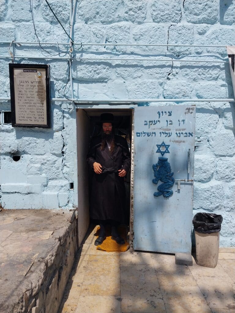 האדמו"ר מקארלי התפלל לישועה בקבר דן בן יעקב