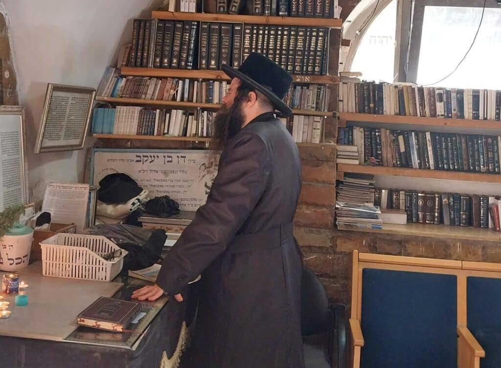 האדמו"ר מקארלי התפלל לישועה בקבר דן בן יעקב