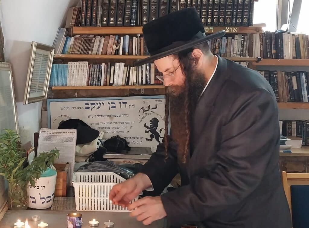 האדמו"ר מקארלי התפלל לישועה בקבר דן בן יעקב