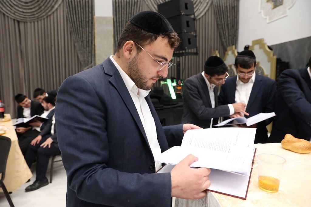 בישיבת 'אבני נזר' התכנסו לרגל הוצאת ספרו של ראש הישיבה