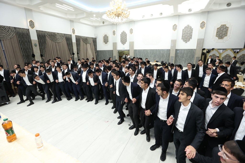 בישיבת 'אבני נזר' התכנסו לרגל הוצאת ספרו של ראש הישיבה