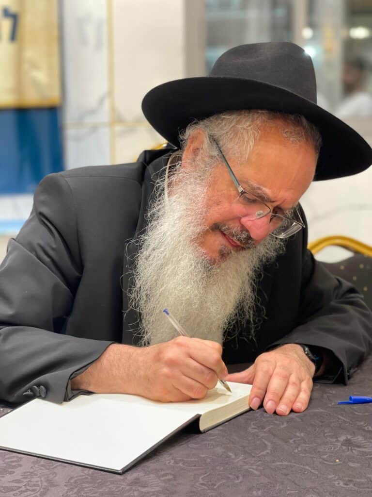 מאות בכינוס לרגל הוצאת ספרו החדש של הגרא"מ פייבלזון