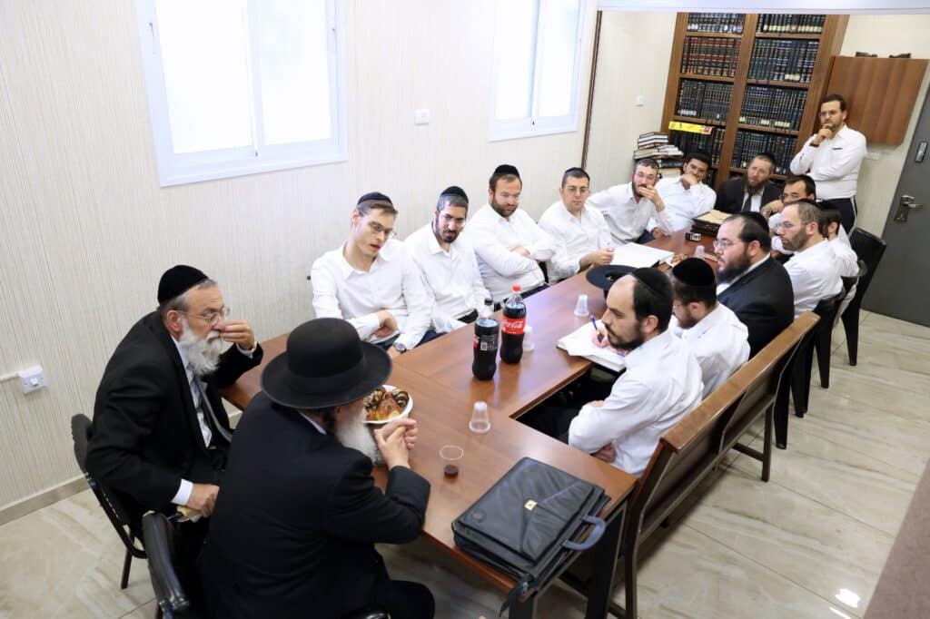 גלריה: הגאב"ד בחן את אברכי הכולל וחילק תעודות