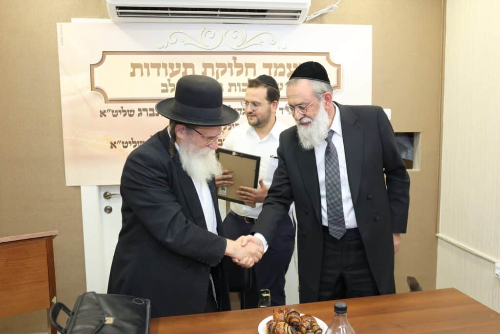 גלריה: הגאב"ד בחן את אברכי הכולל וחילק תעודות