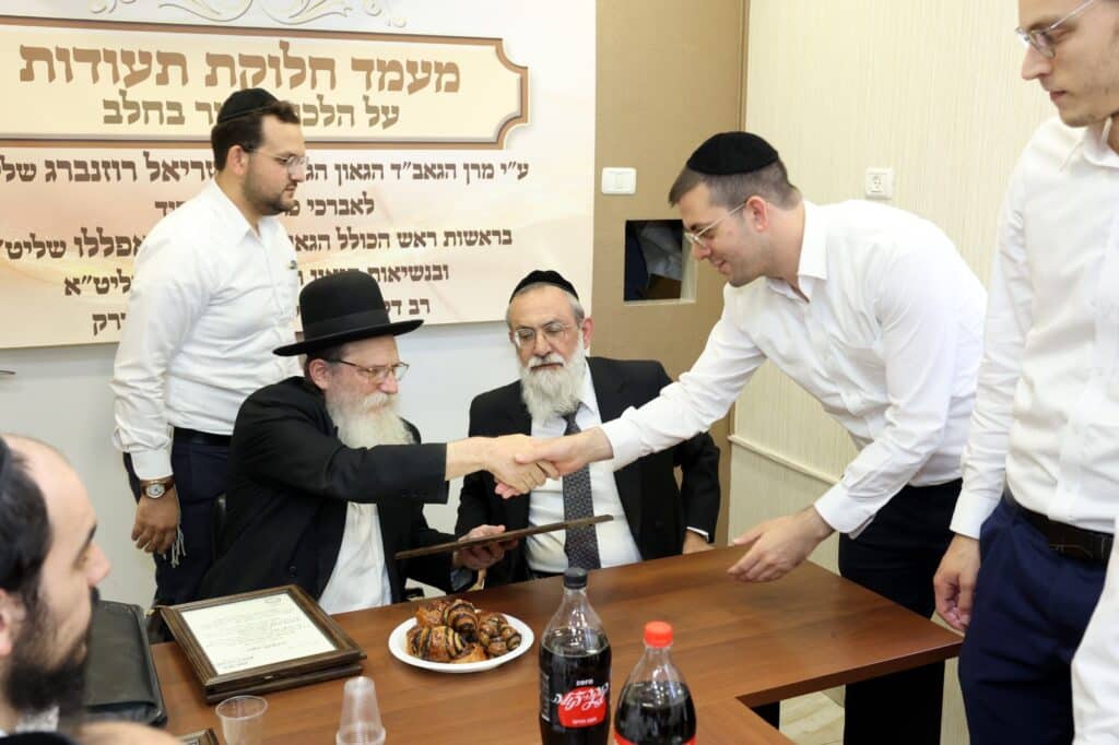 גלריה: הגאב"ד בחן את אברכי הכולל וחילק תעודות