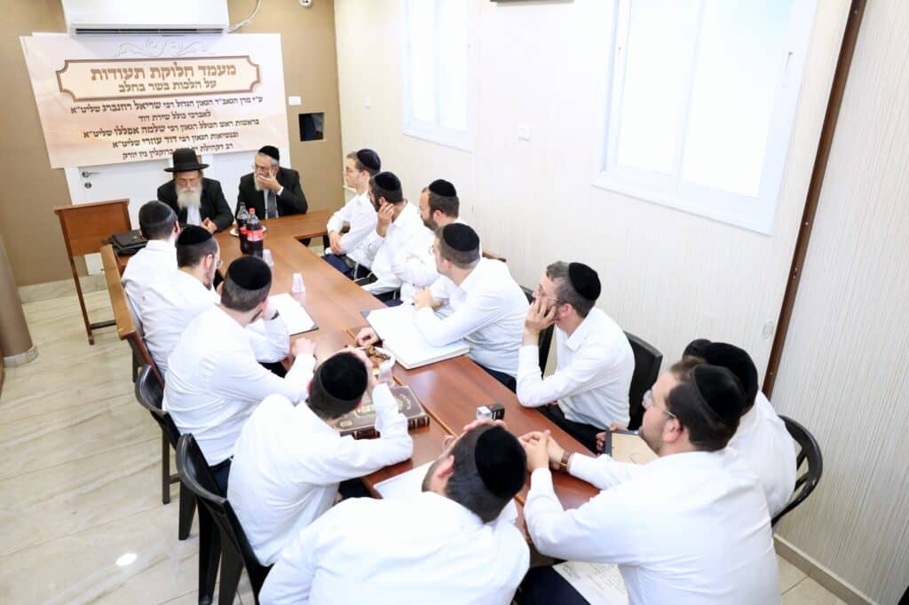 גלריה: הגאב"ד בחן את אברכי הכולל וחילק תעודות