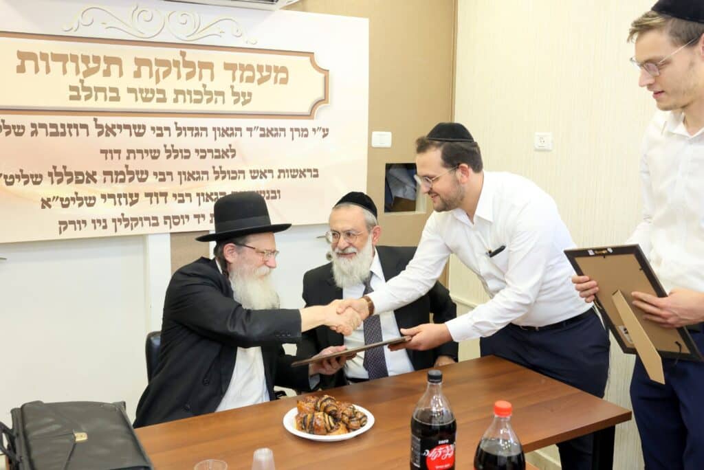 גלריה: הגאב"ד בחן את אברכי הכולל וחילק תעודות