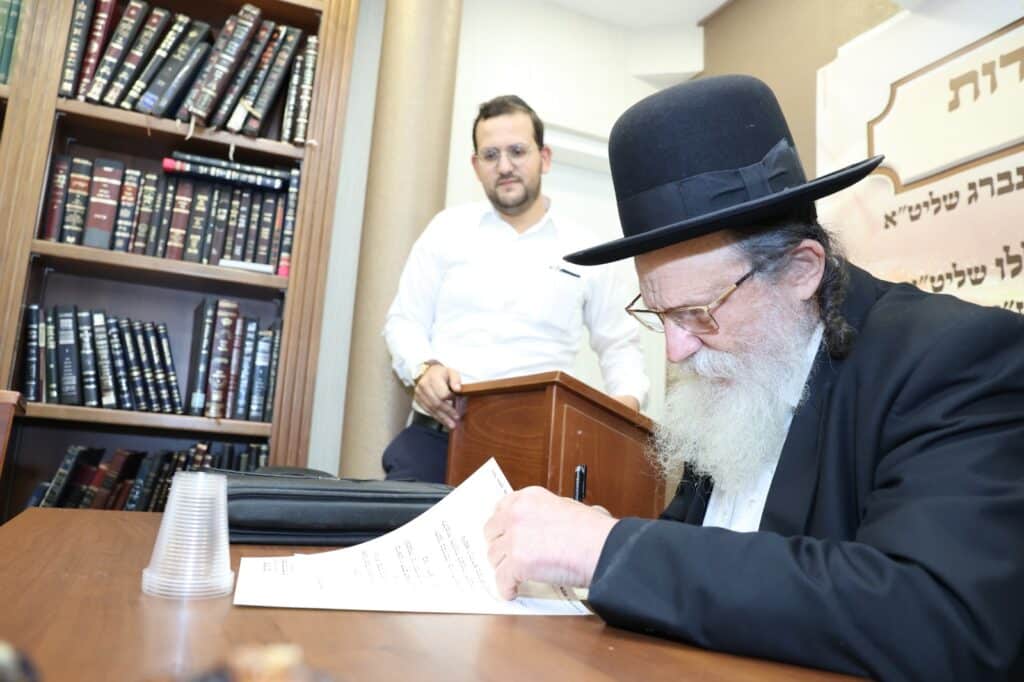 גלריה: הגאב"ד בחן את אברכי הכולל וחילק תעודות