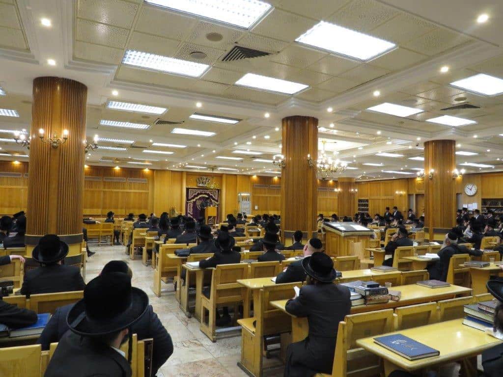 גלריה: אב"ד קריית צאנז מסר שיחת חיזוק בביהמ"ד בעלזא