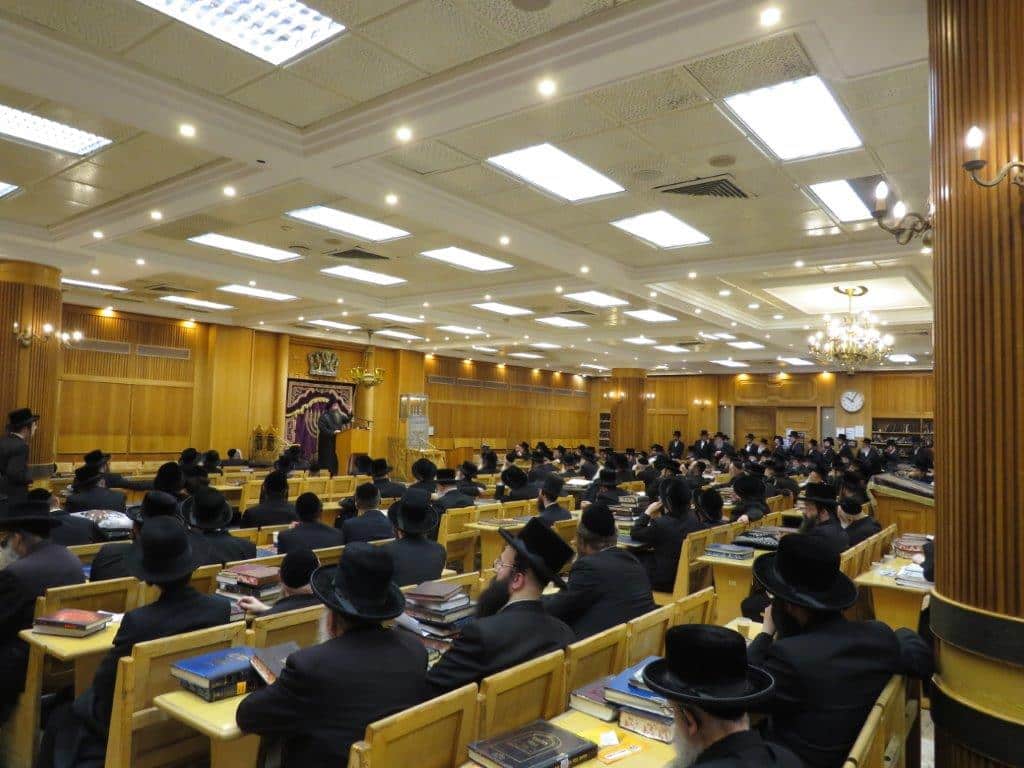 גלריה: אב"ד קריית צאנז מסר שיחת חיזוק בביהמ"ד בעלזא