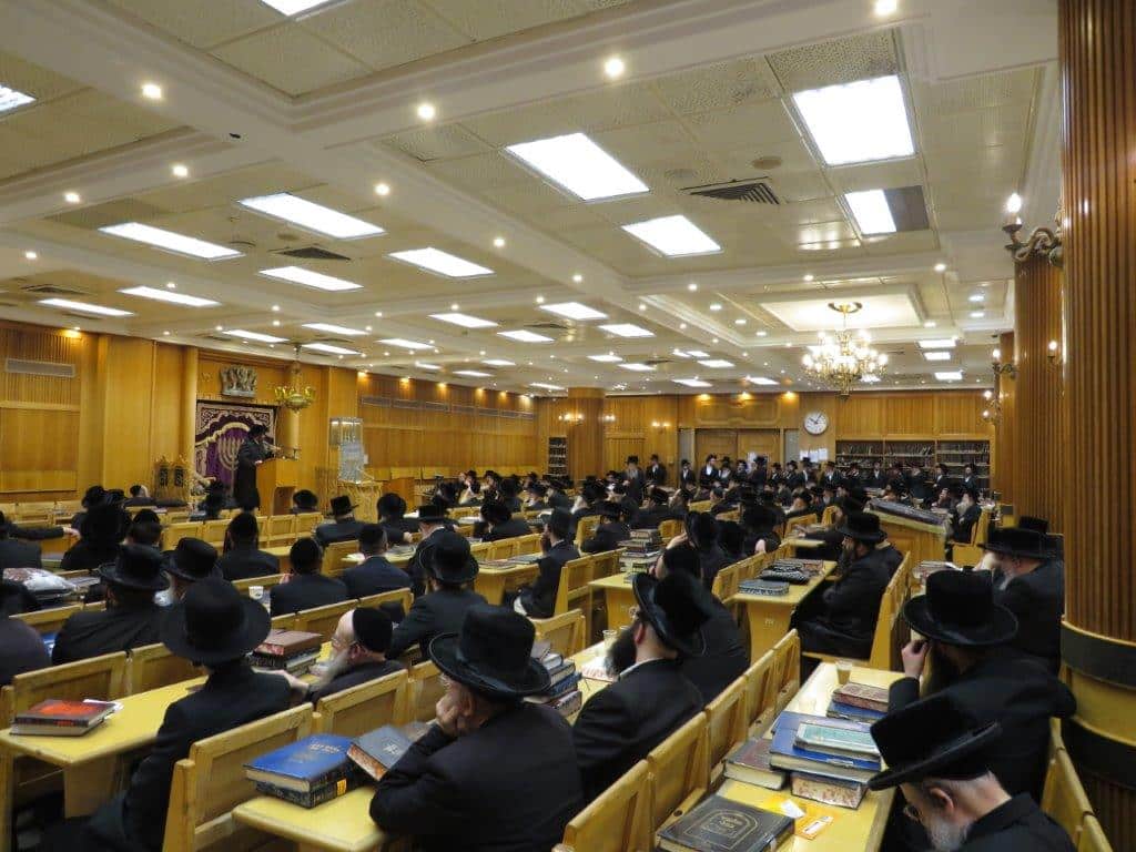 גלריה: אב"ד קריית צאנז מסר שיחת חיזוק בביהמ"ד בעלזא