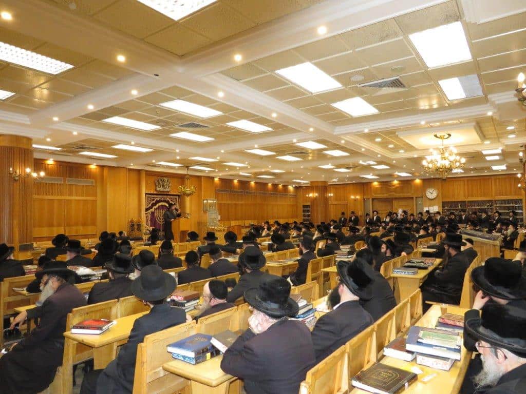 גלריה: אב"ד קריית צאנז מסר שיחת חיזוק בביהמ"ד בעלזא