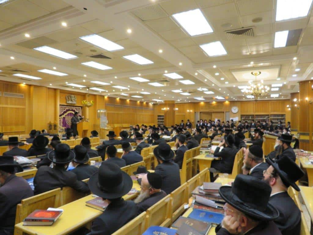 גלריה: אב"ד קריית צאנז מסר שיחת חיזוק בביהמ"ד בעלזא