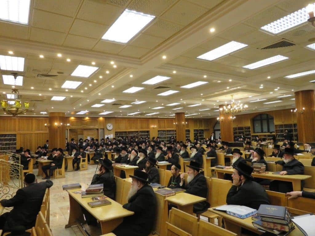 גלריה: אב"ד קריית צאנז מסר שיחת חיזוק בביהמ"ד בעלזא