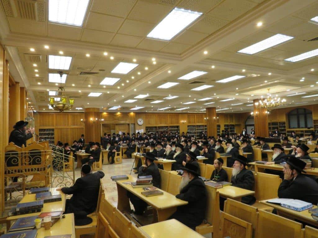 גלריה: אב"ד קריית צאנז מסר שיחת חיזוק בביהמ"ד בעלזא