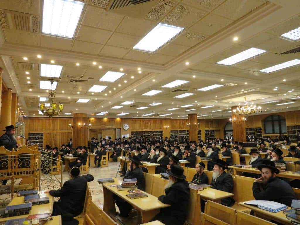 גלריה: אב"ד קריית צאנז מסר שיחת חיזוק בביהמ"ד בעלזא