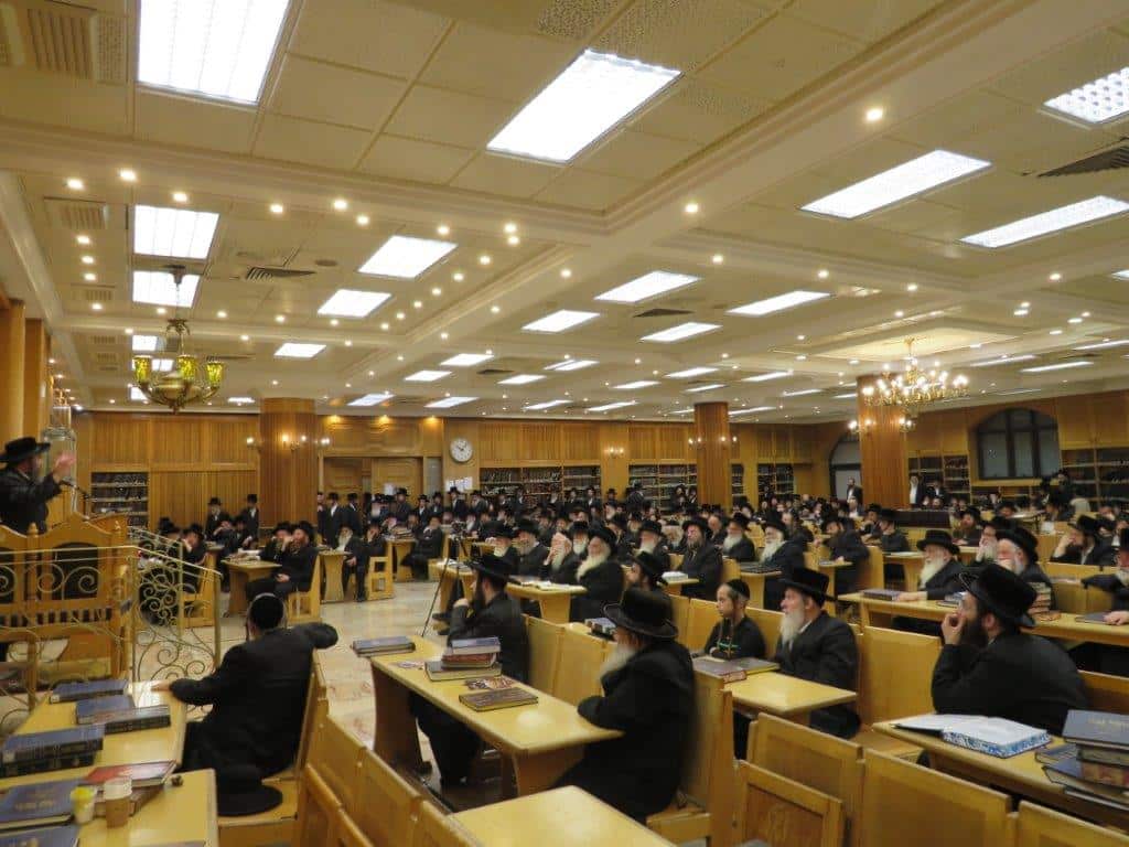 גלריה: אב"ד קריית צאנז מסר שיחת חיזוק בביהמ"ד בעלזא