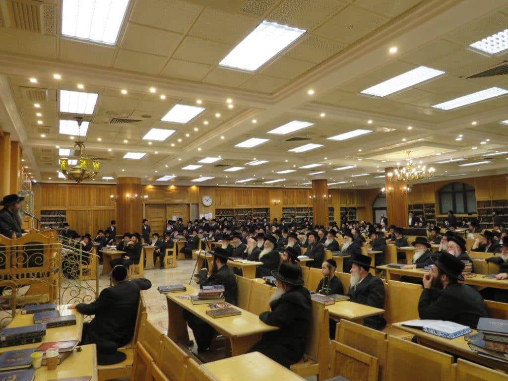 גלריה: אב"ד קריית צאנז מסר שיחת חיזוק בביהמ"ד בעלזא