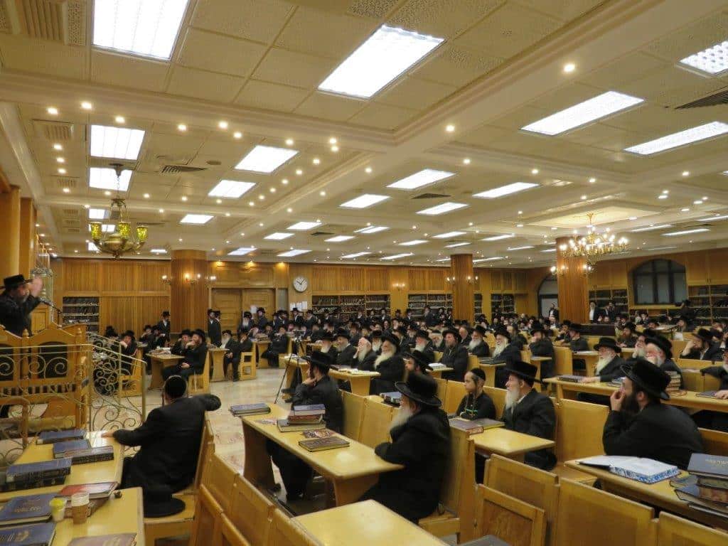 גלריה: אב"ד קריית צאנז מסר שיחת חיזוק בביהמ"ד בעלזא