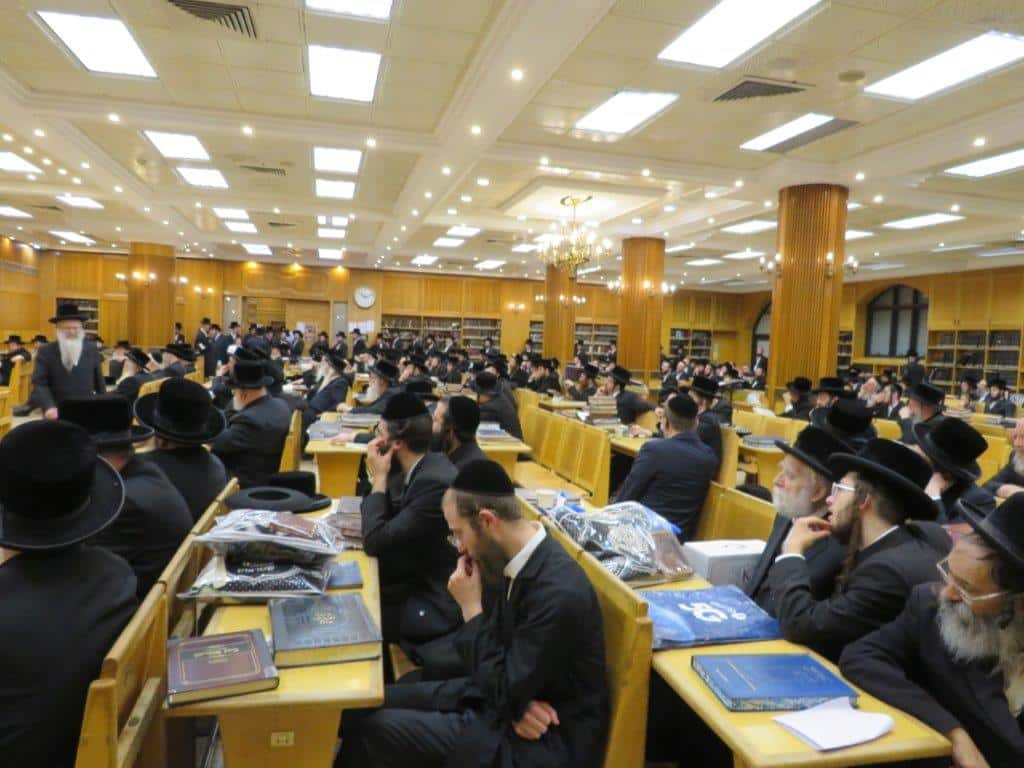 גלריה: אב"ד קריית צאנז מסר שיחת חיזוק בביהמ"ד בעלזא