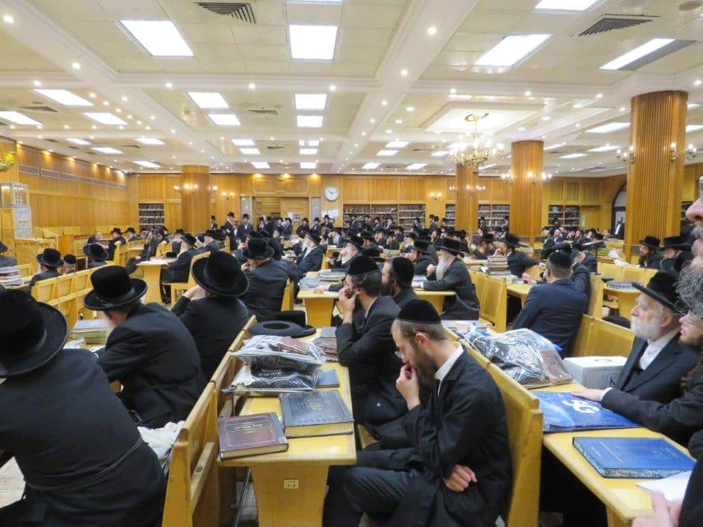 גלריה: אב"ד קריית צאנז מסר שיחת חיזוק בביהמ"ד בעלזא