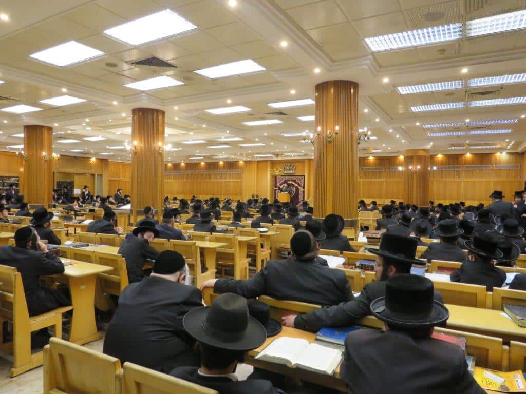 גלריה: אב"ד קריית צאנז מסר שיחת חיזוק בביהמ"ד בעלזא