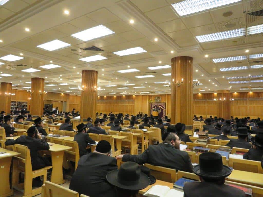 גלריה: אב"ד קריית צאנז מסר שיחת חיזוק בביהמ"ד בעלזא