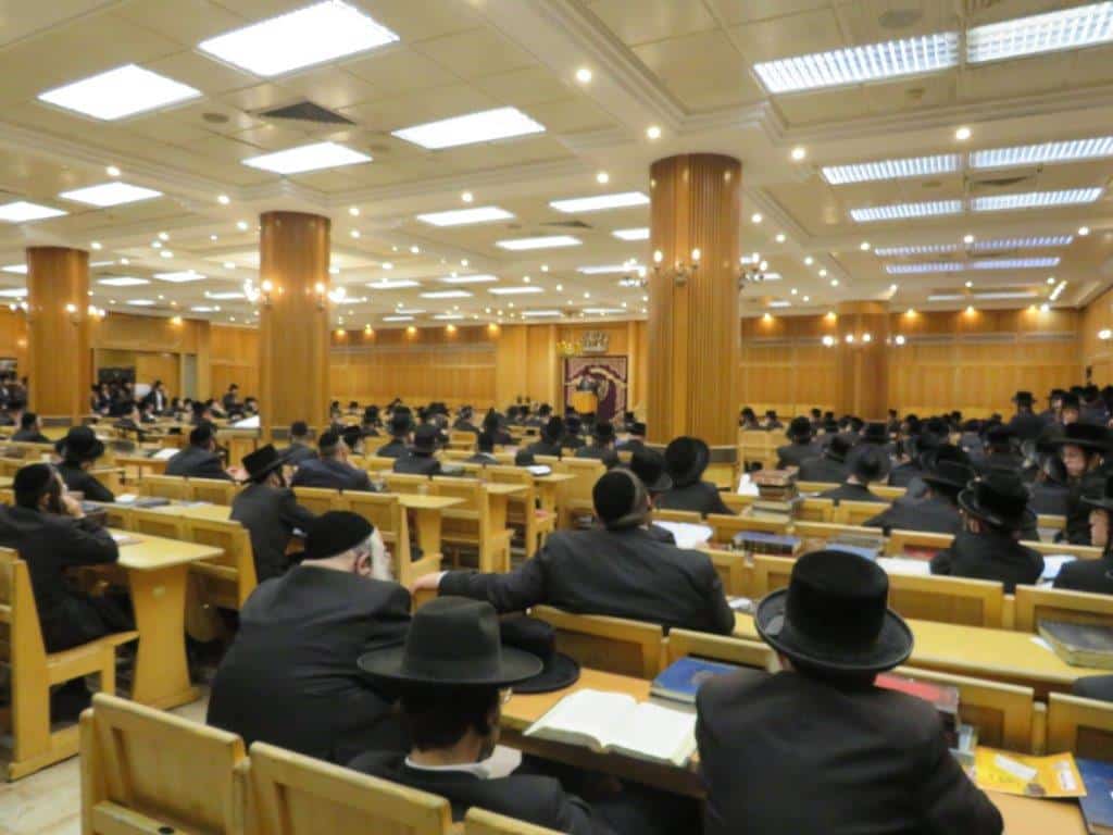 גלריה: אב"ד קריית צאנז מסר שיחת חיזוק בביהמ"ד בעלזא