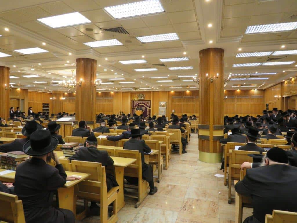 גלריה: אב"ד קריית צאנז מסר שיחת חיזוק בביהמ"ד בעלזא