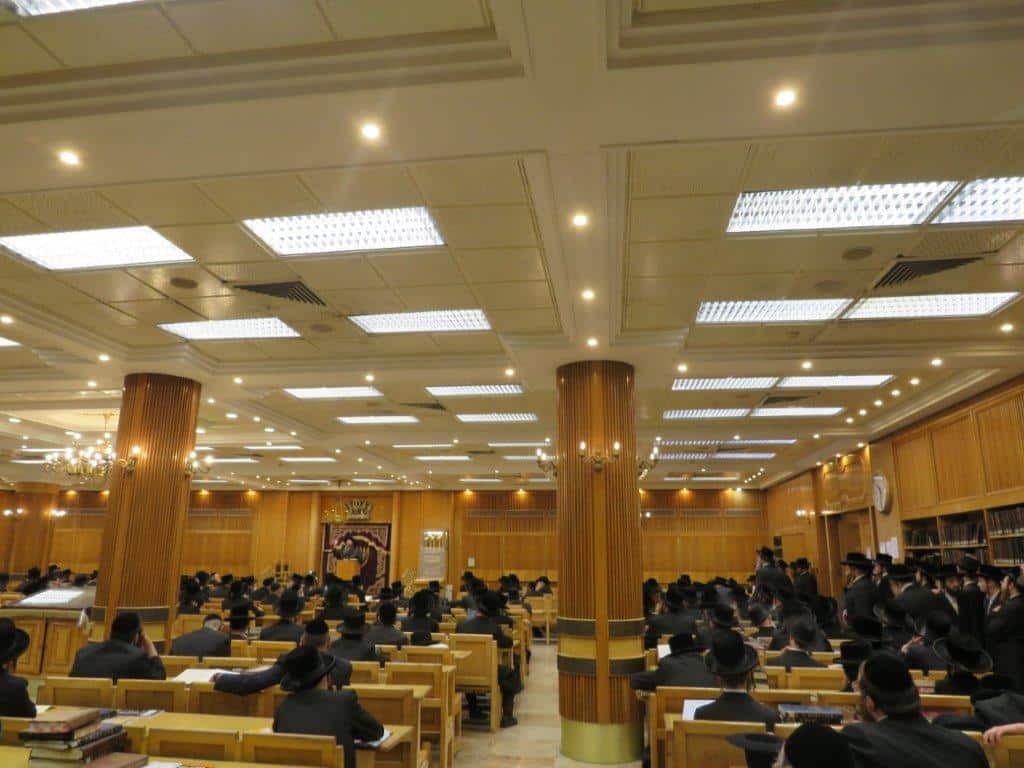 גלריה: אב"ד קריית צאנז מסר שיחת חיזוק בביהמ"ד בעלזא