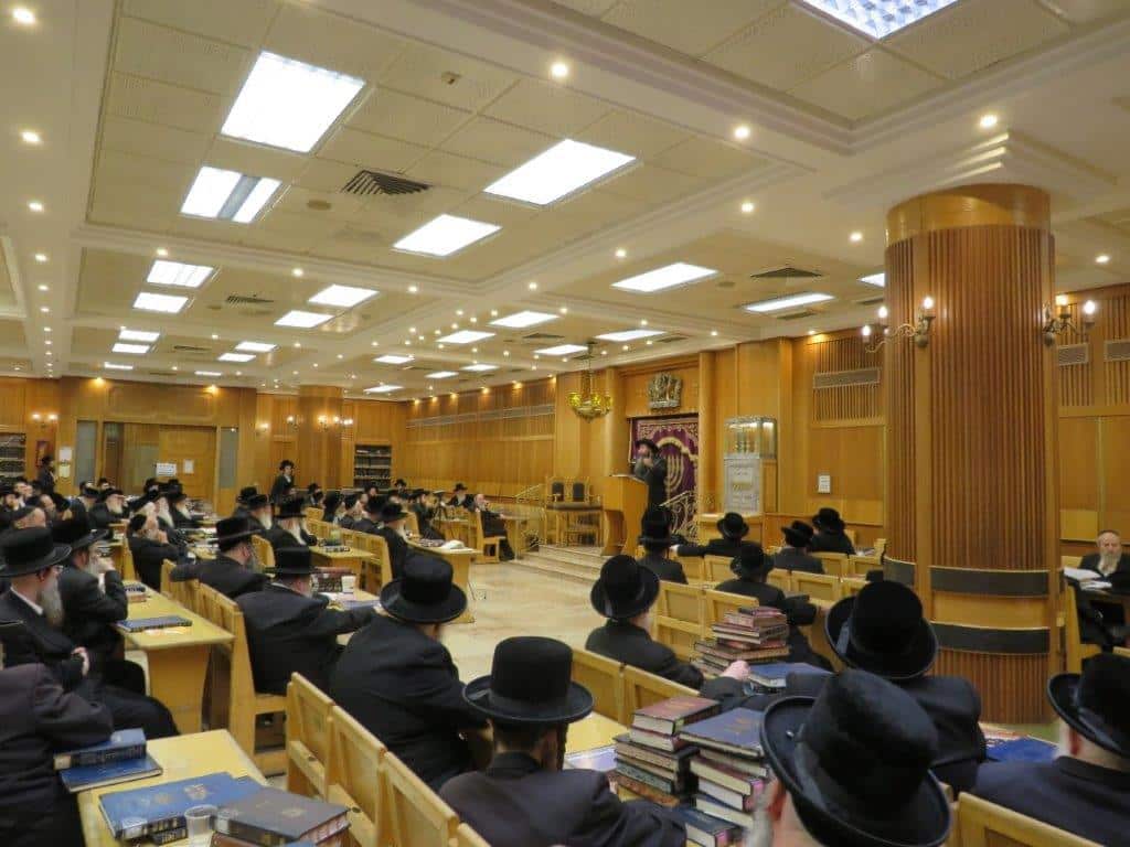 גלריה: אב"ד קריית צאנז מסר שיחת חיזוק בביהמ"ד בעלזא