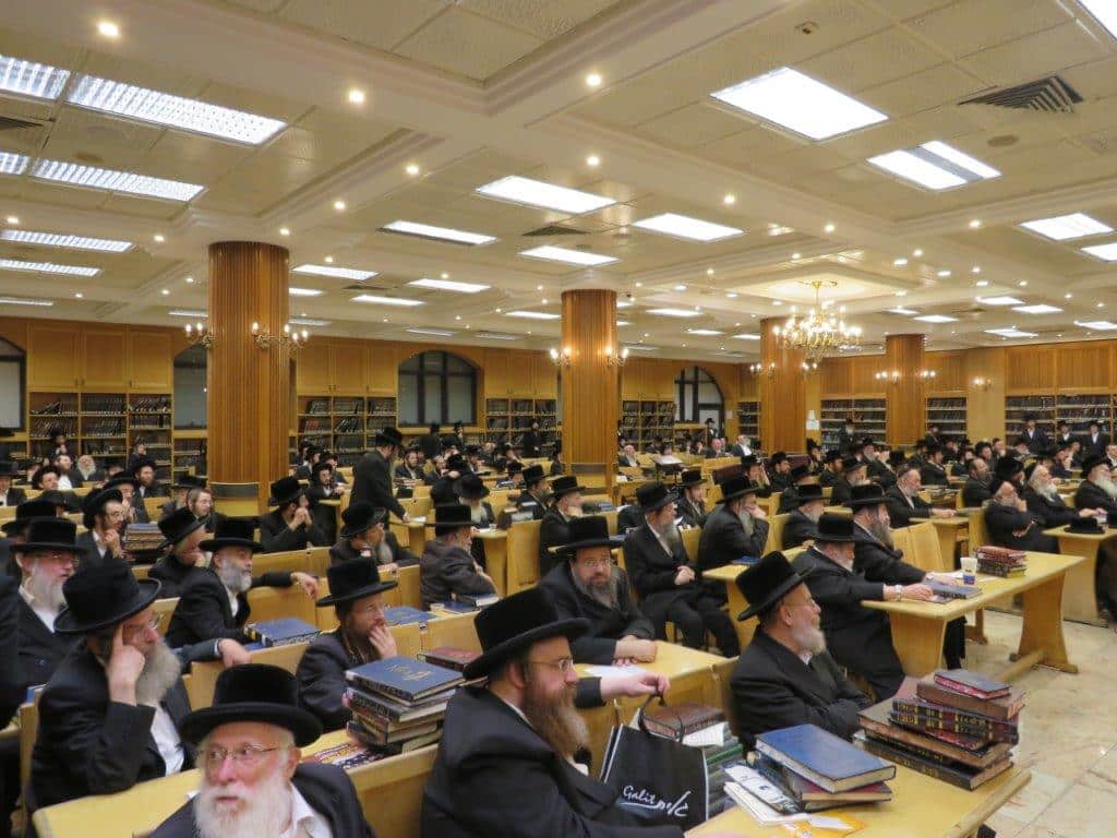 גלריה: אב"ד קריית צאנז מסר שיחת חיזוק בביהמ"ד בעלזא