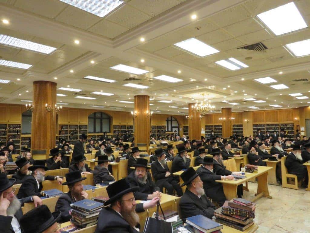 גלריה: אב"ד קריית צאנז מסר שיחת חיזוק בביהמ"ד בעלזא