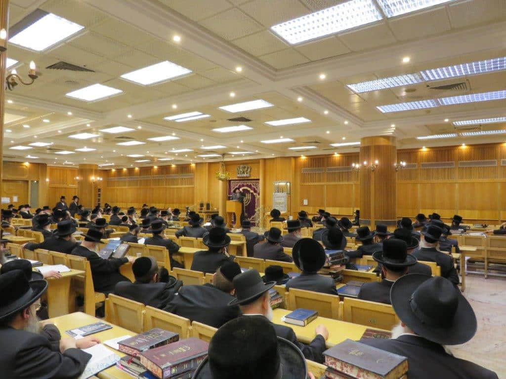 גלריה: אב"ד קריית צאנז מסר שיחת חיזוק בביהמ"ד בעלזא