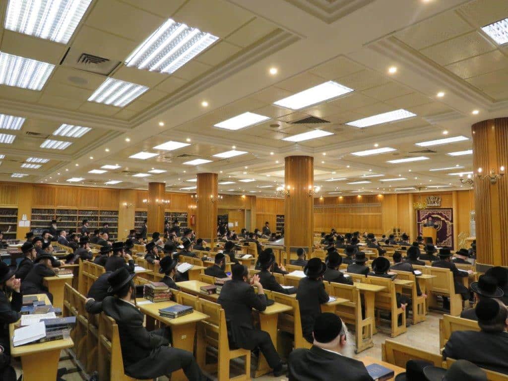 גלריה: אב"ד קריית צאנז מסר שיחת חיזוק בביהמ"ד בעלזא