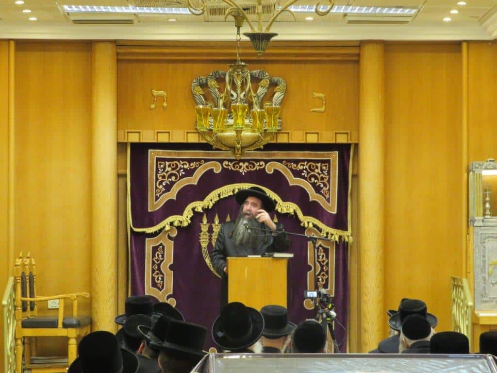 גלריה: אב"ד קריית צאנז מסר שיחת חיזוק בביהמ"ד בעלזא