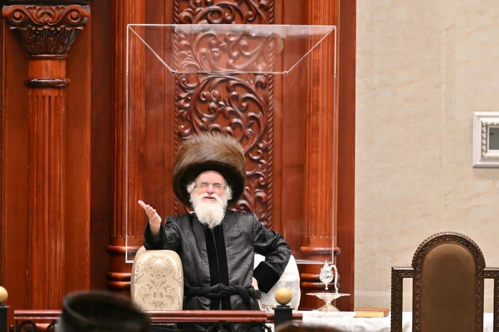 גלריה: הרבי מויז'ניץ באמירת הסליחות