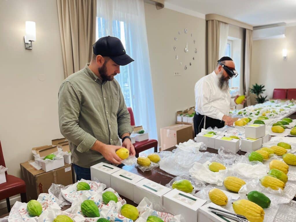 "ולקחתם לכם": בקהילות היהודיות באוקראינה מוכנים לסוכות